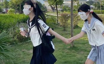 我在吃瓜不打烊苹果版的官网上闲逛，想说的是，怎么那么好奇内容更新的频率啊？