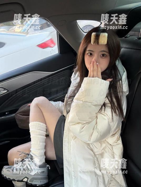 泡泡吃瓜网 我在泡泡吃瓜网ppcgfun网页上,感受着粉丝的热情,心里总想:这是灯光闪得太亮了吗?