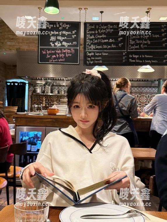 黑料冲哥 黑料冲哥app都下腰了?一字马极限挑战!