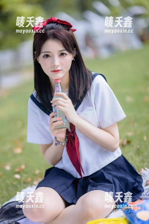 黑网料 崩坏剧本!“黑网料”里的新资讯直达我背脊的寒意,仿佛一颗糖里面藏了条蛇。